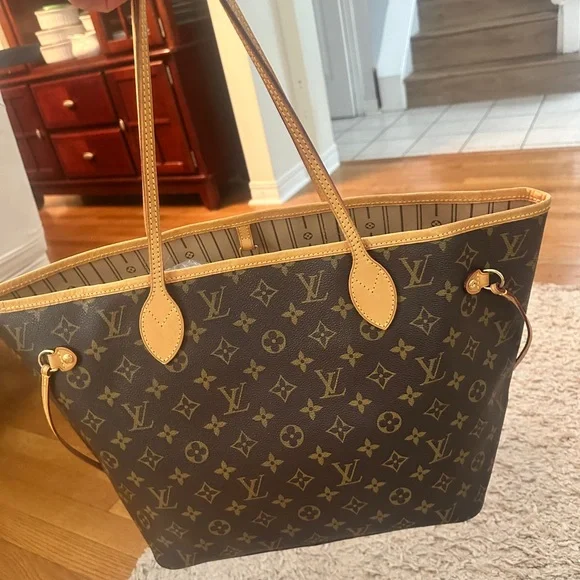 ❌SOLD❌AUTHENTIC Louis Vuitton Monogram Canvas with Gold Hardware - Picture 2 of 16
